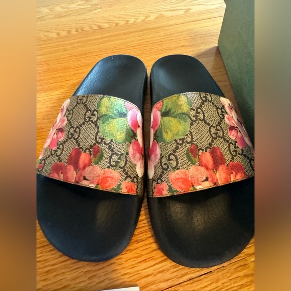 WOMENS size 37 Gucci Pursuit Slide Sandal - Picture 2 of 4